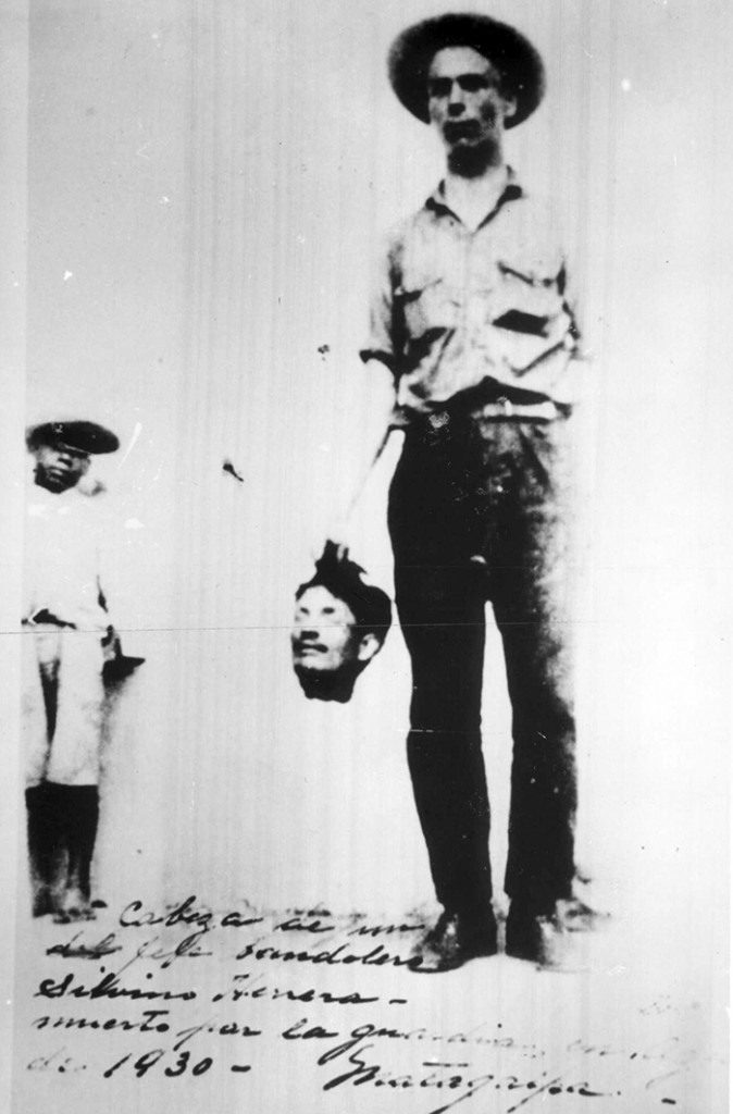 En esta fotografía un marine exhibe la cabeza de Silvino Herrera, cuyo asesinato fue cometido por el terrateniente Tránsito Úbeda. LA PRENSA/CORTESÍA