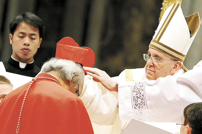 El papa Francisco mientras ordenaba al cardenal Leopoldo Brenes, en febrero de 2014, el segundo en la historia del país. LA PRENSA/ ARCHIVO