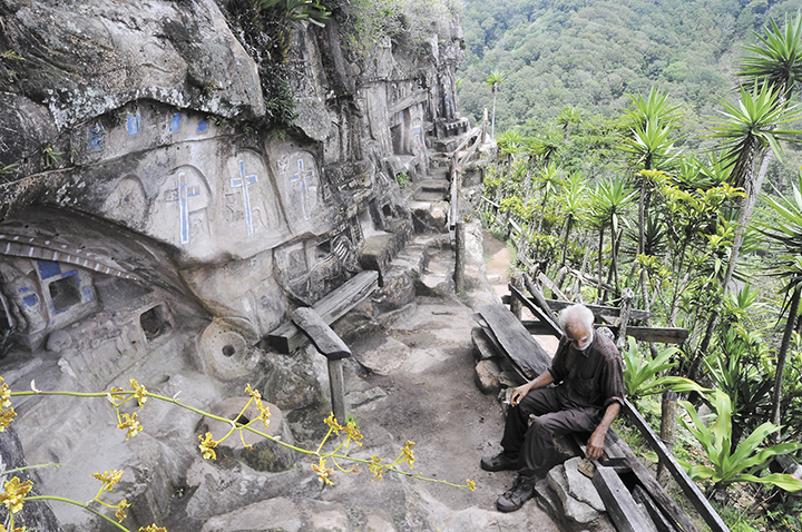 De 6:00 a 9:00 de la mañana don Alberto se dedica a tallar las piedras en la cima de la montaña. Tiene más de trescientas esculturas. El lugar se encuentra a 1,334 metros de altura. 