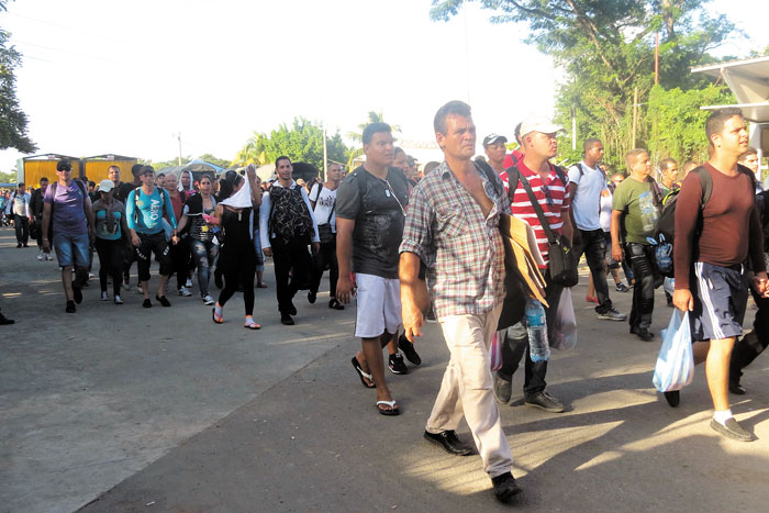 Los cubanos regresan a suelo costarricense  luego que  policías y soldados nicaragüenses les impidieran continuar su viaje hacia Estados Unidos.  LAPRENSA/CORTESÍA LA NACIÓN COSTA RICA