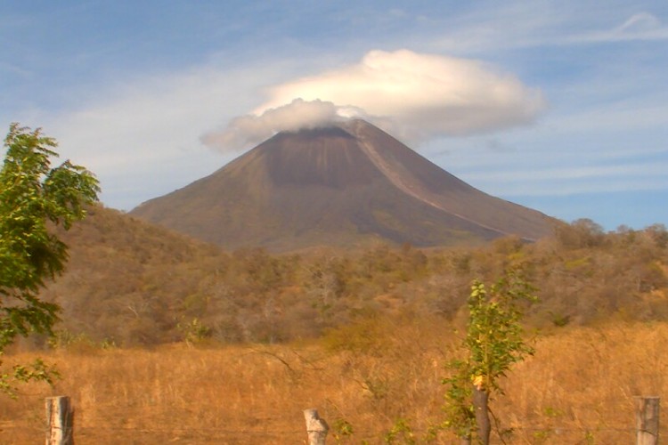 Volcán Momotombo crea fenómeno de “nube lenticular”