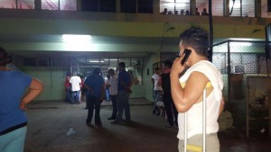 Pacientes abandonan el hospital de León tras el sismo registrado en Puerto Morazán. LA PRENSA/E. LÓPEZ