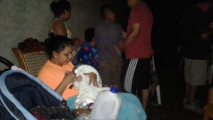 Familias en Chinandega, tras el sismo en Puerto Morazán, salieron de sus casas para trasladarse a lugares seguros. LA PRENSA/S. MARTÍNEZ