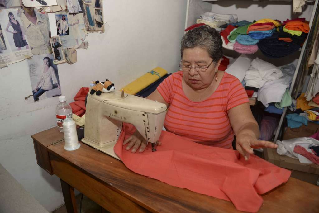Unicas Lampara De Coser Antigua máquina de coser, Marca: Singer Lampara a  pedido. La cual ya estaba solo para decoración. La…