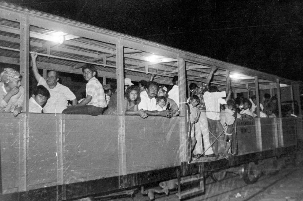 Ferrocarril de Managua hacia Corinto. Las llamadas “góndolas” eran vagones para personas de tercera clase. Estas no tenían asientos y algunas ni siquiera tenían techo. LAPRENSA/Archivo.