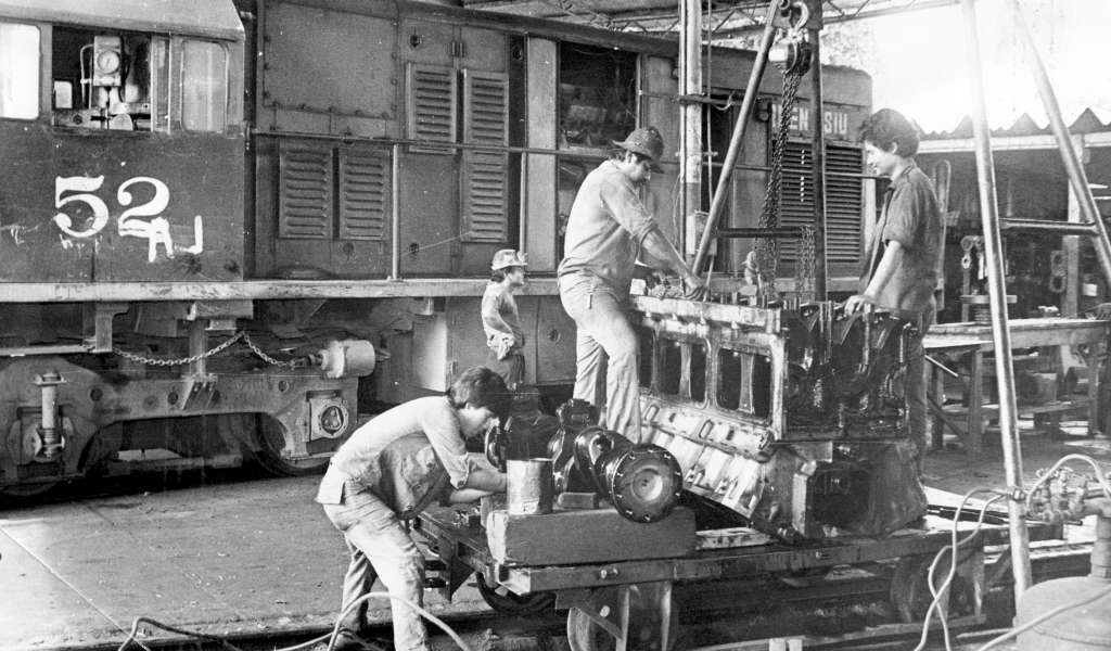 Trabajadores de mantenimiento del ferrocarril reparan una locomotora. 20 de noviembre de 1990 . LAPRENSA/Archivo