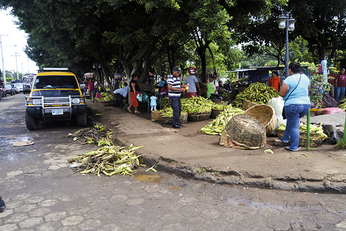 Parque en Masaya tomado por comercio - La Prensa (Nicaragua)