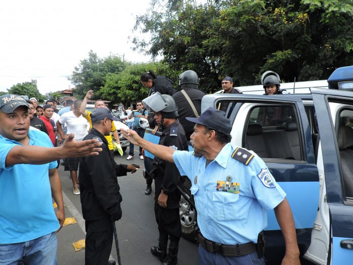 Taxistas protestan contra conductores “piratas” en Jinotepe - La Prensa (Nicaragua)