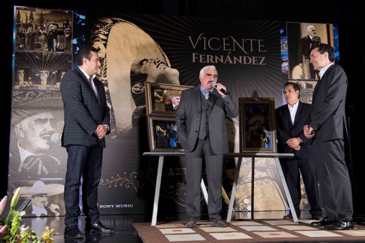 Resultado de imagen para Vicente Fernández vive para la música
