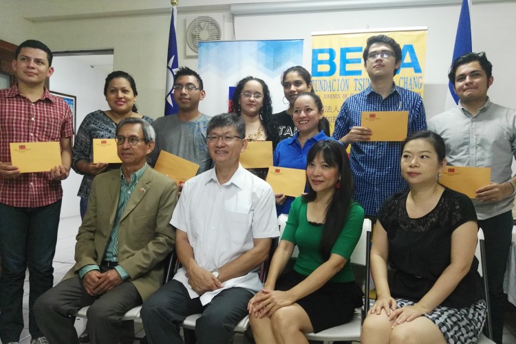 Universitarios reciben financiamiento de Taiwán