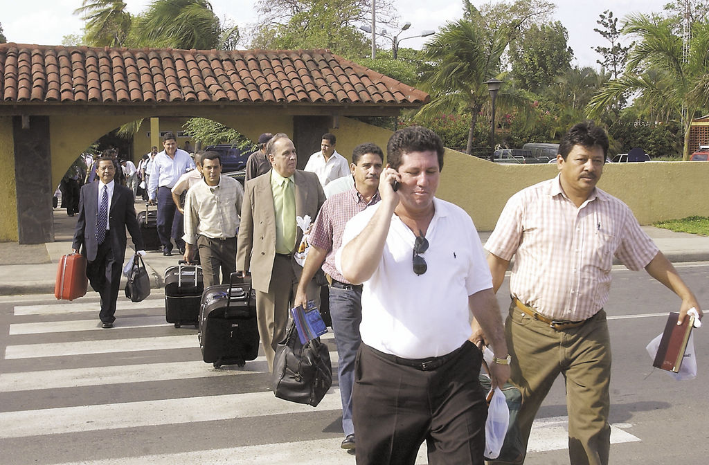La delegación de alcaldes nicaragüenses que viajó a Venezuela en junio  de 2006 para suscribir el acuerdo petrolero en el que luego se montó  Daniel Ortega una vez que fue presidente.