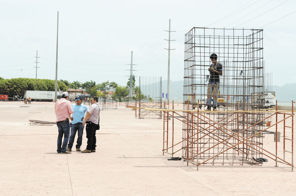 Hombres de confianza de Fidel Moreno, secretario general de la Alcaldía de Managua, inspeccionaron este lunes el área donde se colocarán en los próximos días “árboles de vida” de diversos colores. LA PRENSA/M. ESQUIVEL